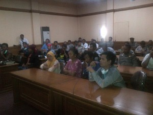Keluarga Penumpang DBS 1 yang hilang saat bertemu Sekda Hadi Soetarto di Kantor Pemkab, Senin (30/3).