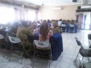 Sejumlah pejabat pemkab Bangkalan saat diperiksa di aula Mapolres Bangkalan, Senin (30/3).