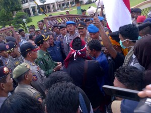 Aliansi Mahasiswa Kepulauan Kangean berorasi di depan Kantor Pemerintah Kabupaten Sumenep, Senin (30/3). Mereka meminta pemerintah mengganti atau menambah kapal yang melayani pelayaran Kalianget-Kangean. Selama ini, Kapal DBS 1 yang biasa melakukan pelayaran, selain sering kelebihan muatan, tidak ada pemisah antara angkutan barang dan orang.