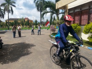 SEMANGAT. Andik, mengendarai sepeda ontelnya di halaman Kantor Pemerintah Kabupaten Sumenep, Senin (30/3) saat akan melanjutkan perjalanannya ke Surabaya. Ia telah menempuh perjalanan 6.000 km selama lebih kurang tujuh bulan untuk mengampanyekan lingkungan.