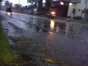 WASPADA. Turunnya hujan warga masyarakat tetap harus waspada terkait potensi banjir kerap kali datang ketika turun deras.