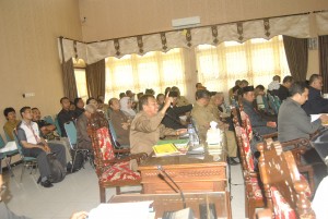 TEGANG. Anggota Fraksi Partai Persatuan Pembangunan, H. Yusuf Susanto, memprotes penolakan Fraksi Kebangkitan Bangsa.