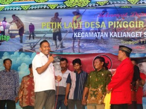 SAMBUTAN. Achmad Fauzi memberikan sambutan pada Acara Petik Laut Desa Pinggir Papas, Kalianget, Minggu (12/4). Fauzi mengajak masyarakat menjunjung tinggi budaya.