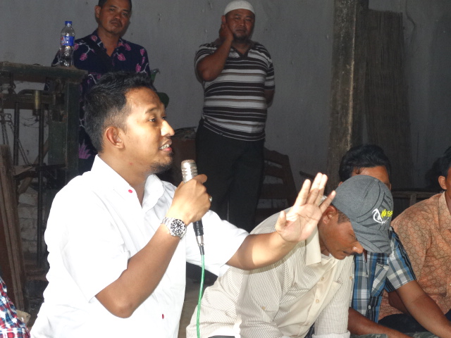 TURBA. Cawabup Sumenep dari PDIP, Achmad fauzi saat serap aspirasi bersama masyarakat Desa Ambunten, Kecamatan Ambunten, Sabtu (4/4).