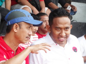 AKRAB. Bupati Pamekasan Ach. Syafi’ie berbincang dengan Achmad Fauzi (kanan) saat menonto laga persahabatan antara Persepam melawan Sumenep All Selection, Sabtu (18/4).