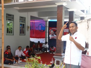 KONSOLIDASI. Achmad Fauzi memberikan sambutan pada Konsolidasi PDIP ke sejumlah PAC, Sabtu - Minggu (18-19/4). Kader PDIP meminta Fauzi bergandeng dengan petahana.