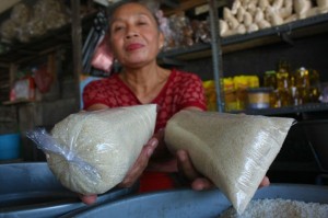 GULA. Seorang penjual sedang menunjukkan dua bungkus gula yang mulai merangkak naik.