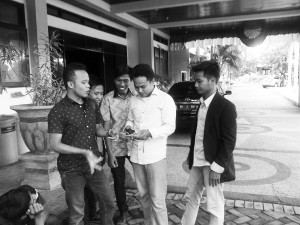BERKUMPUL. Sejumlah mahasiswa yang tak bisa menemui Bupati Bangkalan saat agenda audiensi.