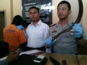 DIRINGKUS. Tersangka pembunuhan SR saat diamankan di Mapolres Bangkalan, Senin (20/4).