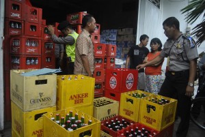 DIAMANKAN. Ratusan botol minuman beralkohol yang disita petugas gabungan.