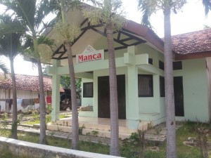 TUTUP. Taman Baca (Manca) Yayasan Taman Bacaan Indonesia yang berada di Desa/Kecamatan Guluk-Guluk yang sedang tutup, Minggu (12/4).