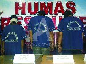 Polres Sumenep memperlihatkan tersangka narkoba yang berhasil ditangkap pada bulan April di Mapolres Sumenep, Rabu (29/4). Dari enam tersangka, satu orang diantaranya bertindak sebagai pengedar narkoba.