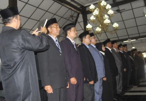 DISUMPAH. Sebanyak 310 pejabat struktural esselon II, III, IV dan Fungsional bergeser kursi kedinasnanya.