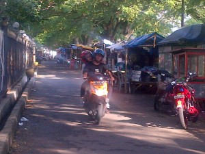 BERJUALAN. Pedagang kaki lima yang berjualan di jalan tengah alun-alun kota, sebelum dilakukan pelarangan.