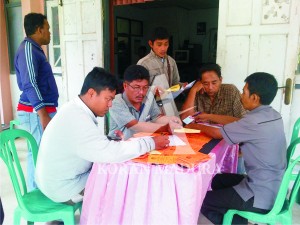 Pelamar Panitia Pemilihan Kecamatan yang telah dinyatakan lulus administrasi mengambil kartu peserta untuk mengikuti tes di Kantor KPU Sumenep, Rabu (29/4).