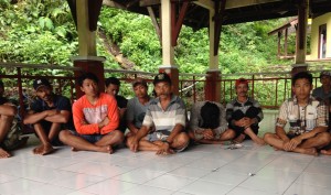 TARIK BIAYA TINGGI. Kelima belas pemandu wisata yang diamankan pihak Satpol PP Kecamatan Lumbang Kabupaten Probolinggo.