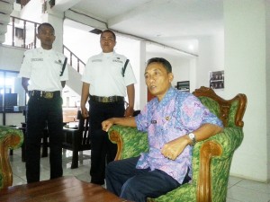 DIAPIT. Sekretaris Dewan (Sekwan) DPRD Sumenep didampingi oleh dua satpam saat berada di lobi ruang kantor DPRD Sumenep, Rabu (1/4).