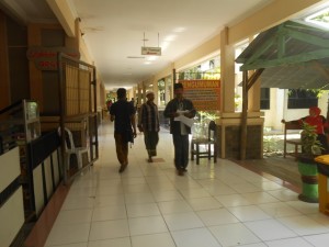 DIPERKETAT: Sejumlah pengunjung RSUD Sampang tampak lalu lalang, Kamis (9/4).