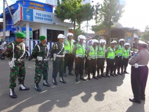 APEL. Para perwira TNI dan petugas kepolisian saat apel pagi sebelum operasi semeru.