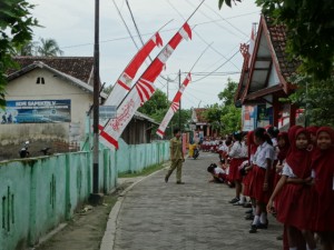 DILIBURKAN. Siswa Sekolah Dasar Negeri Sapeken V berjajar di depan sekolah untuk menyambut kedatangan rombongan Bupati A. Busyro Karim, Senin (27/4). Sekolah tersebut diliburkan untuk menyambut bupati yang sedang melakukan safari.