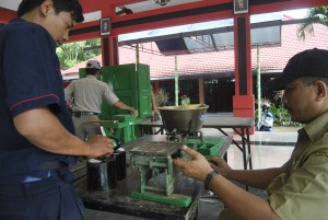 TERA ULANG. Petugas dari UPT Kemetrologian Provinsi Jatim ketika melakukan uji tera ulang di Kecamatan Kedopok Kota Probolinggo.