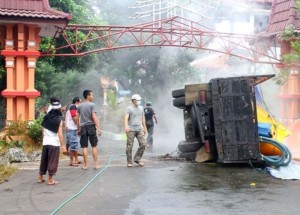 WARGA PANIK. Tumpahan HCl zat kimia yang biasanya dipakai pembersih logam mengeluarkan asap dari truk yang terguling.