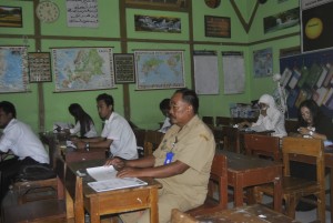 SEMANGAT. Sugianto, salah satu peserta tertua yang mengikuti UN Paket C di SDN Tisnonegaran II Kota Probolinggo.