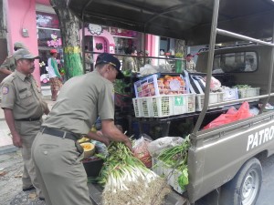DIANGKUT. Dagangan dan para PKL kawasan pertokoan CLM Jl Kabupaten diantarkan ke rumah para PKL menggunakan mobil Satpol PP Pamekasan.
