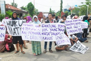 TAK PUAS. Keluarga korban carok dan warga Desa Pamoroh, Kecamatan Kadur, berunjuk rasa ke Mapolres Pamekasan. Mereka meminta dan mendesak polisi agar segera menangkap semua pelaku yang telah menewaskan korban.
