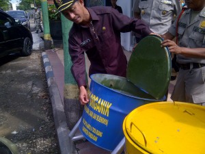 MENGECEK. Bupati Pamekasan, Ach Syafii memeriksa penyediaan tong sampah untuk dua jenis sampah berbeda, kemarin (13/4).