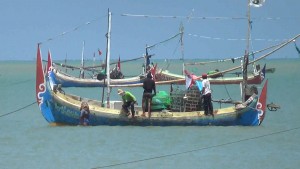 ABAI. Sejumlah nelayan di Desa Pegagan, Kecamatan Pademawu, tidak melaut tanpa menggunakan baju pelampung.