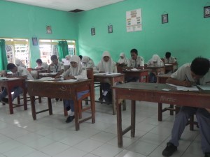 KONSENTRASI. Siswa Madrasah Aliyah Negeri (MAN) Jungcangcang Pamekasan sedang mengerjakan soal ujian nasional, kemarin (13/4).