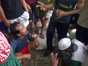 Warga saat mencari Rizki di dalam gorong-gorong yang berada di Jalan Teuku Umar, Kelurahan Gunung Sekar, Kecamatan Kota Sampang, Senin (13/4)