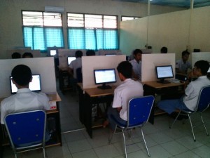 SERIUS. Siswa SMKN 1 Bangkalan saat mengikuti ujian nasional dengan sistem CBT.