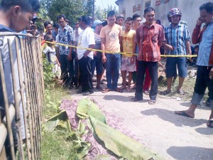 PEMBUNUHAN. Mayat pria misterius yang ditemukan warga ditutup dengan daun pisang.