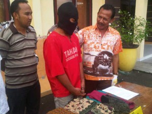 Pelaku Pencabulan Anak Saat Di Periksa Oleh Kasatreskrim Dihalaman Mapolre Sampang, Kamis (9/4).