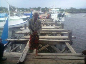 JEMBATAN RUSAK. Serong nenek yang sudah lansia hampir terjatuh saat melintasi tambat labuh Dusun Tembing, Desa Sepanjang, Kecamatan/Kepulauan Sapeken.