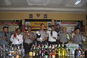 DISITA. Ratusan minuman beralkohol import maupun lokal diamankan petugas sebagai barang bukti.