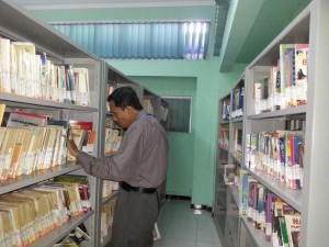 MENCARI BUKU. Salah satu pengunjung sedang mencari buku refrensi di salah satu rak buku yang kosong, Kamis (9/10).