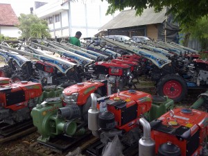 Puluhan hand traktor diamankan di belakang kantor Dispertan kabupaten Sampang.