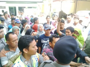 RICUH. Aksi saling kejar yang tidak dapat dihindarkan karena keluarga korban tidak terima terpidana di vonis dua puluh tahun penjara.