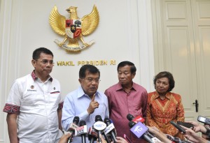 Wapres Jusuf Kalla (kedua kiri) didampingi Ketua Komite Olimpiade Indonesia (KOI) Rita Subowo (kanan), Ketua Dewan Kehormatan PSSI Agum Gumelar (kedua kanan), dan Wakil Ketua Umum PSSI hasil Kongres Luar Biasa (KLB) Surabaya Hinca Panjaitan (kiri) memberikan keterangan pers seusai pertemuan tertutup membahas kisruh Kemenpora-PSSI di Istana Wakil Presiden, Jakarta, Senin (25/5).