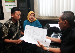 Kuasa hukum penyidik KPK Novel Baswedan, Muji Kartika Rahayu (kanan) dan M. Isnur (kiri) menyerahkan berkas ke Panitera Muda Pidana Hadi Sukma di Gedung PN Jakarta Selatan, Jakarta, Senin (4/5). Kuasa hukum Novel Baswedan mendaftarkan praperadilan terkait proses penangkapan dan penahanan terhadap penyidik KPK tersebut oleh Bareskrim Mabes Polri. ANTARA FOTO/Reno Esnir/Rei/Spt/15.