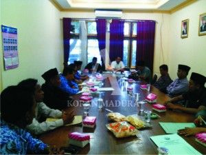 HEARING. Perwakilan Desa Kalabedan saat bertemu dengan anggota Komisi A DPRD Bangkalan, Senin (4/5).