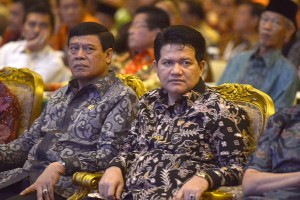 Ketua KPU Husni Kamil Manik (kanan) bersama Menko Polhukan Tedjo Edhi Purdijanto (kiri) menghadiri Rapat Kerja Persiapan Pilkada Serentak 2015 yang diselenggarakan oleh Kemendagri di Balai Kartini, Jakarta, Senin (4/5). KPU memutuskan akan menggunakan putusan pengadilan bersifat final dan tetap untuk menentukan dualisme Partai Golkar dan PPP yang akan mengikuti pilkada serentak. ANTARA FOTO/Wahyu Putro A/Rei/nz/15.