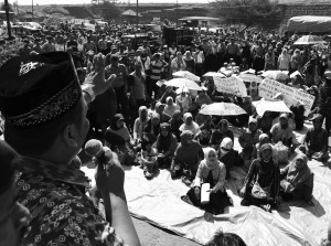 KORBAN LAPINDO BLOKIR JALAN RAYA. Warga korban lumpur lapindo yang berada di dalam area peta terdampak memblokade jalan raya Porong, Sidoarjo, Jawa Timur, Minggu (10/5).
