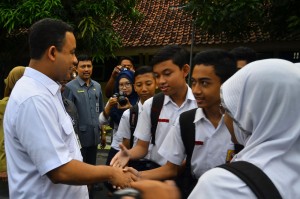 Menteri Pendidikan dan Kebudayaan Anies Baswedan menyalami para peserta Ujian Nasioanal (UN) di SMP N 10 Solo, Jawa Tengah, Senin (4/5). Menteri Anies Baswedan meninjau secara langsung pelaksanaan Ujian Nasional (UN) SMP/sederajat yang dilaksanakan mulai hari ini di sekolah tersebut. ANTARA FOTO/Yusuf Nugroho/Rei/nz/15.