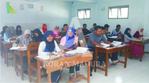 ANTUSIAS. Para siswa SMA tengah mengikuti bimbingan belajar untuk lebih memudahkan diri masuk PTN.