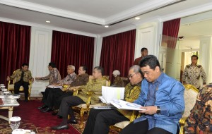 Presiden Joko Widodo (kanan) bersiap bertemu Pimpinan DPR di Kantor Presiden, Jakarta, Senin (18/5). Pertemuan pimpinan DPR dan pimpinan Komisi II DPR dengan Presiden Joko Widodo tersebut membahas rencana revisi UU Pilkada. ANTARA FOTO/Andika Wahyu/ama/15.?