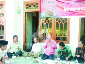 MENELEPON. MH Said Abdullah saat menelepon Kadis PU Bina Marga, Edi Rasiyadi dan Kepala Dinsos, Moh. Ramli terkait jalan dan rumah tak layak huni di Desa Gadding, Man-ding, Minggu (3/5).